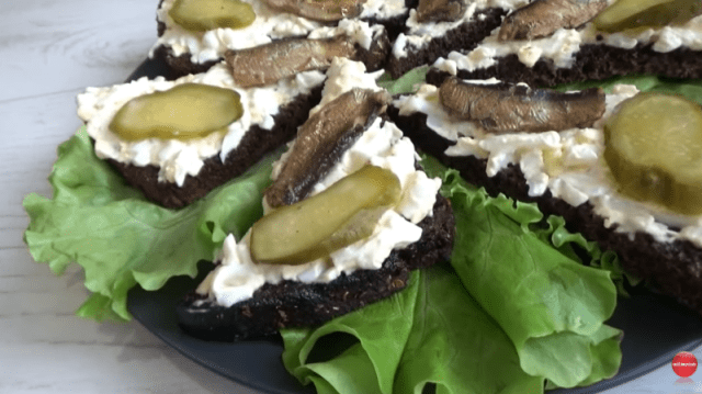 buterbrody-so-shprotami-na-prazdniki-eto-vovse-ne-stydno-a-ochen-krasivo-i-vkusno-bystryy-recept-kotoryy-vsegda-vyruchaet-1-8370469