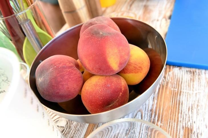 etot-desert-bukval-no-taet-vo-rtu-briosh-s-persikami-i-vanil-nym-kremom-2-8115085