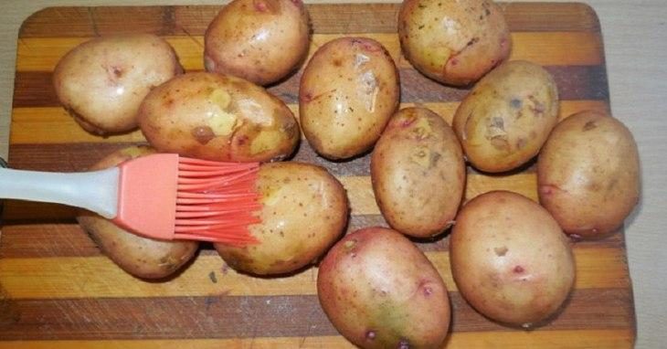 kak-pravil-no-zapekat-kartoshku-celikom-takaya-myagkaya-i-appetitnaya-chto-mozhno-est-pryamo-s-kozhuroy-1-6272631