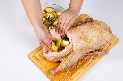 kak-prigotovit-gusya-zapekaem-s-yablokami-6-9186009