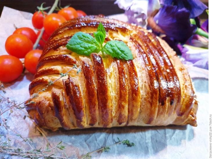 sloenyy-pirog-s-kuricey-i-shampin-onami-1-1030884