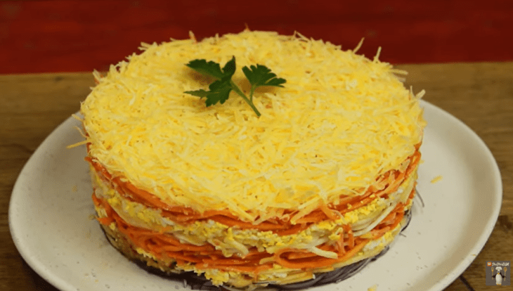sloenyy-salat-na-vse-sluchai-zhizni-prostoy-i-poleznyy-recept-1-8056231