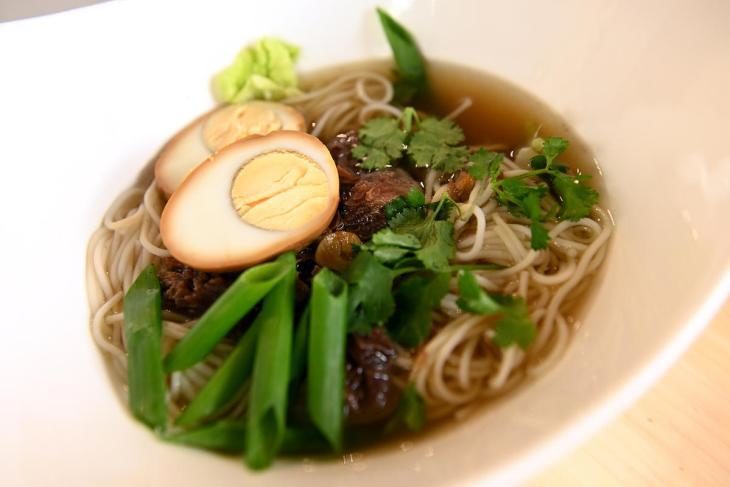 sup-kotoryy-ponravitsya-vsem-ramen-s-govyadinoy-yaycom-i-ovoschami-1-4418317