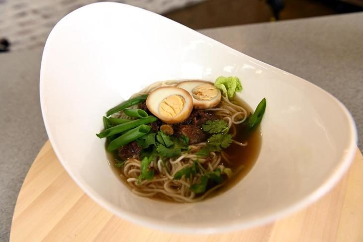 sup-kotoryy-ponravitsya-vsem-ramen-s-govyadinoy-yaycom-i-ovoschami-8-4014833