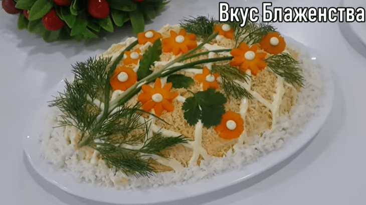 ukrashenie-prazdnichnogo-stola-kartofel-nyy-salat-s-kuricey-i-shampin-onami-1-9913731