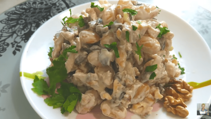vkusnoe-blyudo-za-paru-minut-prostoy-salat-s-fasol-yu-kuricey-i-shampin-onami-1-8492710
