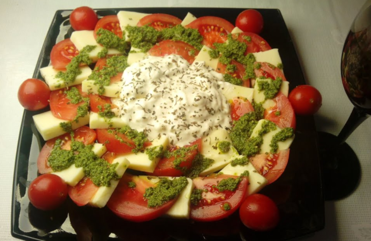 zakuska-kapreze-s-sousom-pesto-1-2279802