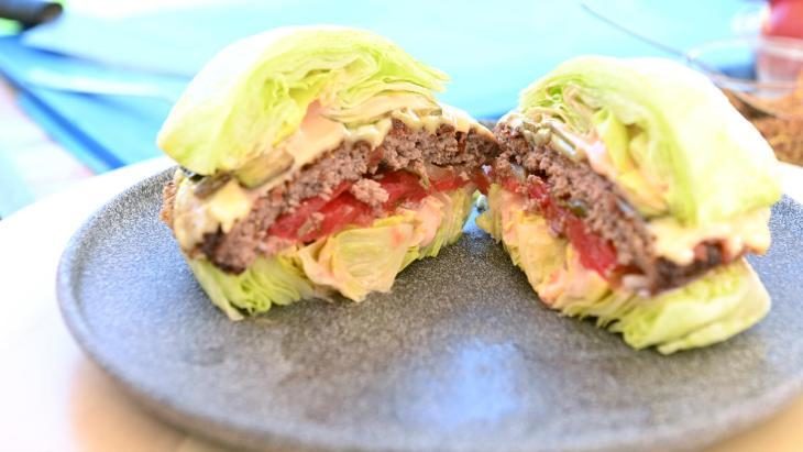 zozh-burger-prosto-zamenite-bulochku-na-salat-1-8705692