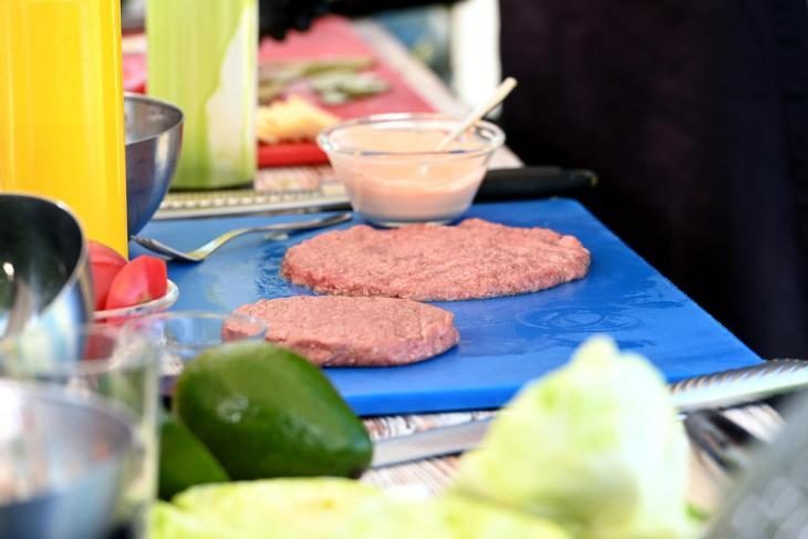 zozh-burger-prosto-zamenite-bulochku-na-salat-5-9081273