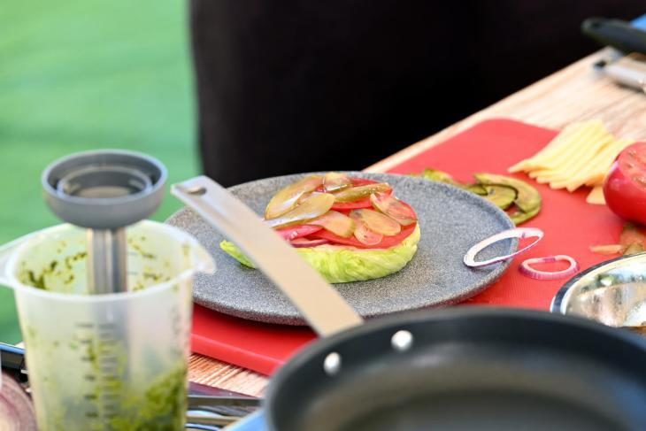 zozh-burger-prosto-zamenite-bulochku-na-salat-7-1715763